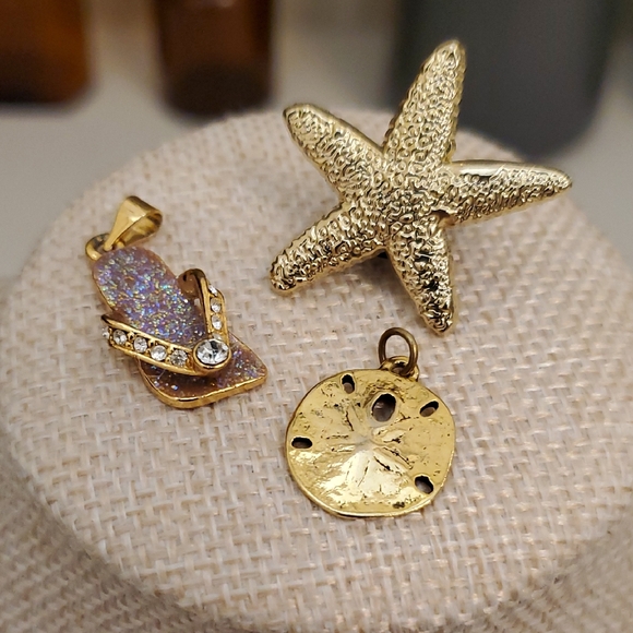 Jewelry - Rhinestone Glitter Flip Flop and Sand Dollar Pendant Set